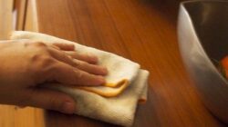 Panduan Singkat: Pembersihan, Lapisan Pelindung, dan Penempatan Furniture Kayu