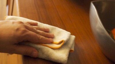 Panduan Singkat: Pembersihan, Lapisan Pelindung, dan Penempatan Furniture Kayu