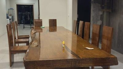 Meja Makan Jati Solid: Kekuatan dan Keindahan Alami yang Tak Lekang oleh Waktu